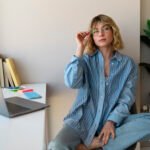 front-view-woman-sitting-chair